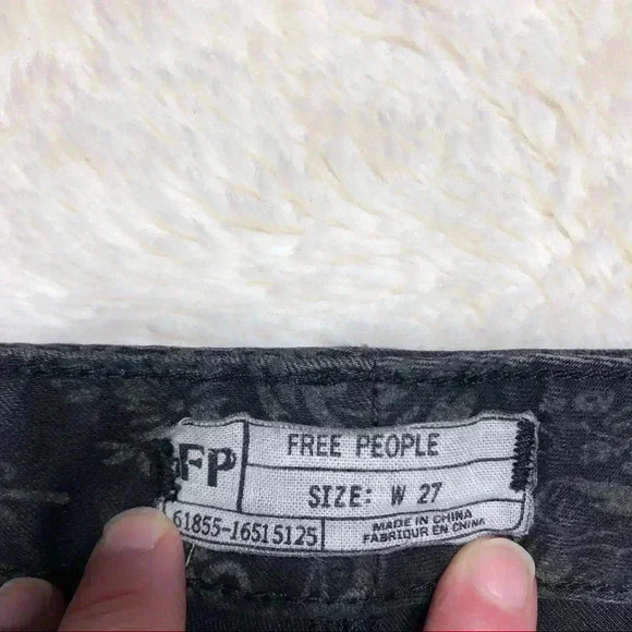 Free People Skinny Jeans Black & Grey Floral Sz 27 - Picture 5 of 16